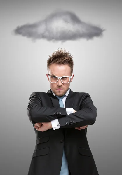 Geschäftsmann mit Brille steht unter stürmischer Wolke — Stockfoto