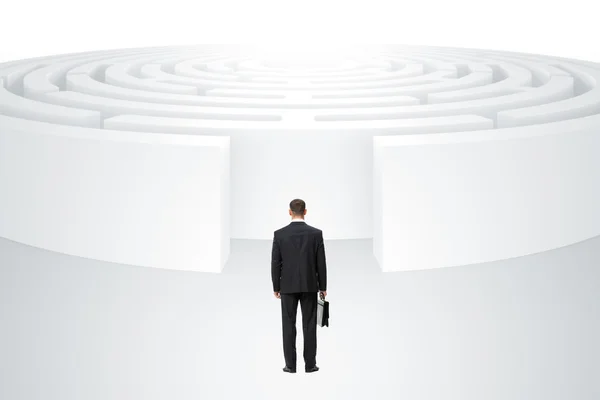 Empresário em pé na frente do labirinto — Fotografia de Stock