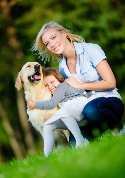 Mother and daughter with retriever — Stock Photo, Image