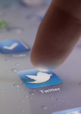 Twitter simgesini seçerek parmak yakın çekim