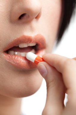 dudaklar ve tablet kapat