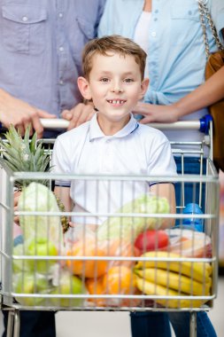 Aile ile yemek ve orada oturan çocuk alışveriş arabası sürücüler