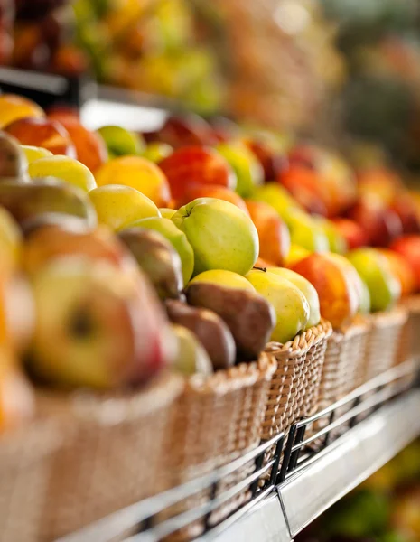 Primer plano de las frutas en el mercado —  Fotos de Stock