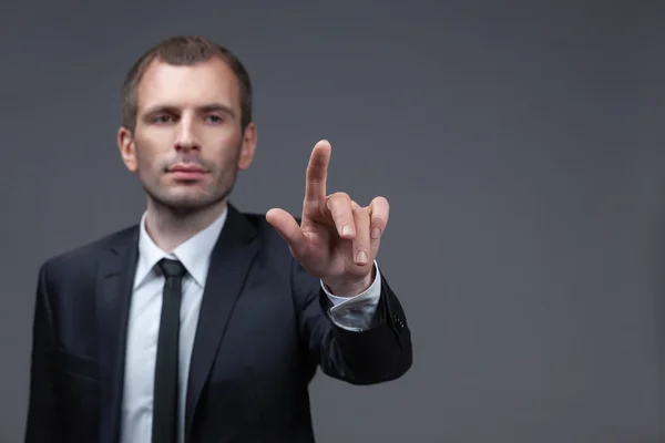 Portret van zakenman wijzende vinger gebaren — Stockfoto