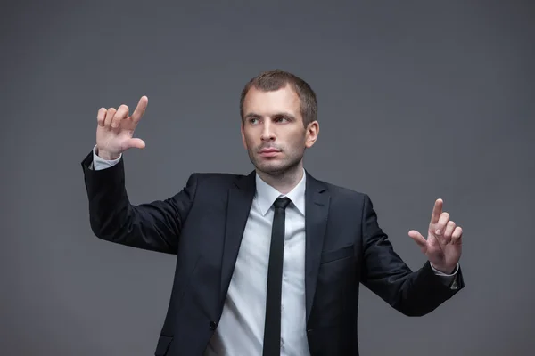 Retrato del gerente confiado señalando gestos de la mano — Foto de Stock