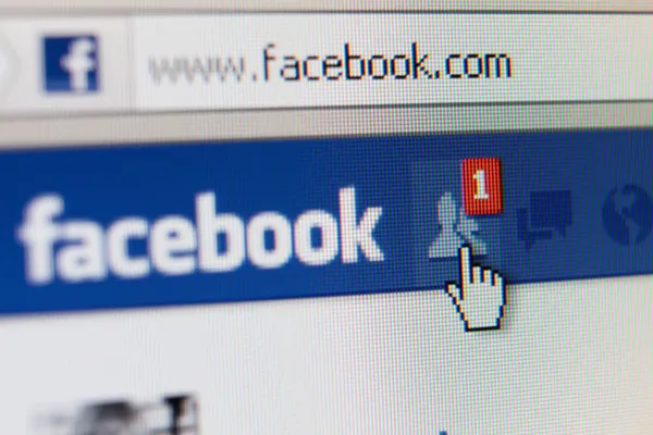 Close up van facebook pagina met vriendschapsverzoek — Stockfoto