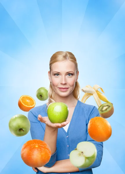 Junge Frau wirbt für gesunde Ernährung — Stockfoto