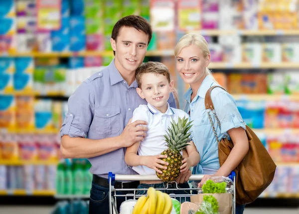 Retrato de meio-comprimento da família no mercado — Fotografia de Stock