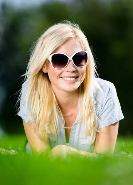 Jeune fille allongée sur l'herbe — Photo