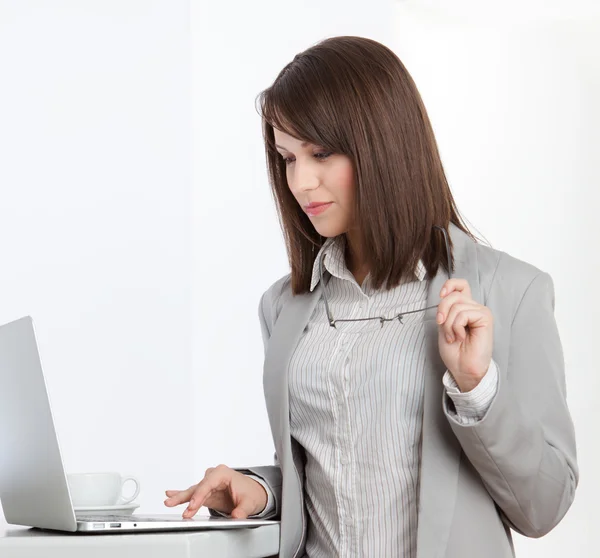 Working on the laptop businesswoman — Stock Photo, Image