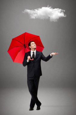 Kırmızı şemsiyeli adam