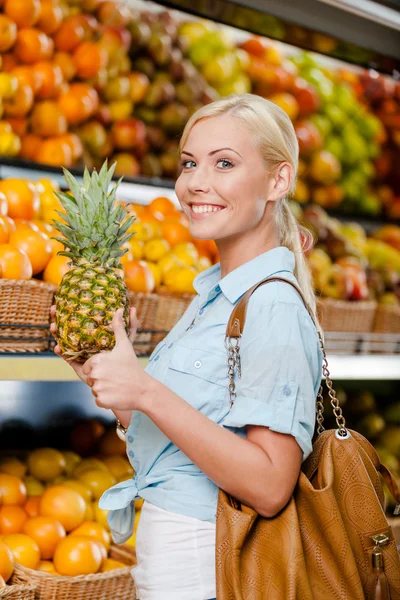 Meisje met ananas — Stockfoto