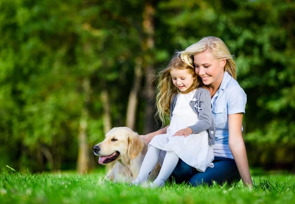 Moeder en dochter met labrador — Stockfoto