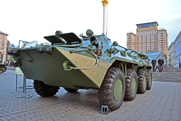 Militaire auto's tentoonstelling over kreshatik straat in kiev, Oekraïne. — Stockfoto