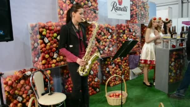 Młoda dziewczyna gra na saksofonie w Kijowie, Ukraina. — Wideo stockowe