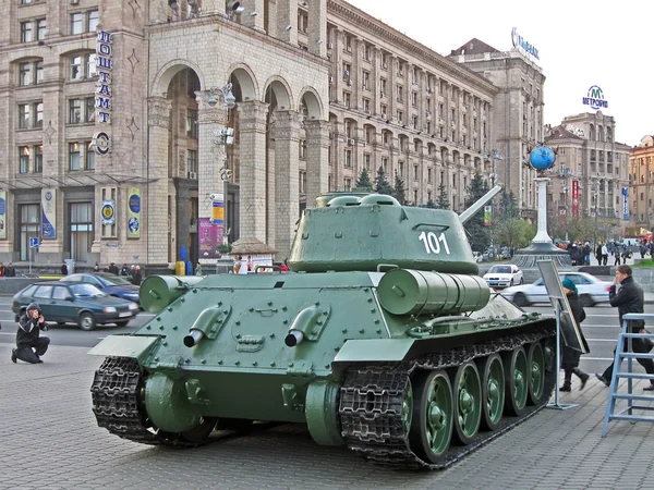 Militærbilutstilling på Kreshatik gate i Kiev, Ukraina . – stockfoto