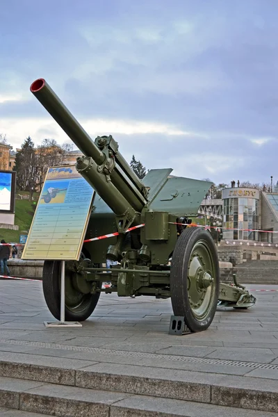 Militaire auto's tentoonstelling over kreshatik straat in kiev, Oekraïne. — Stockfoto