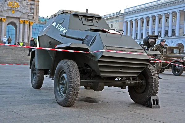 Výstava vojenské automobily na kreshatik ulici v Kyjevě, Ukrajina. — Stock fotografie