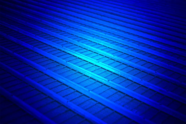 Luz azul mágica sobre linha de metal abstrato, detalhes da ciência . — Fotografia de Stock