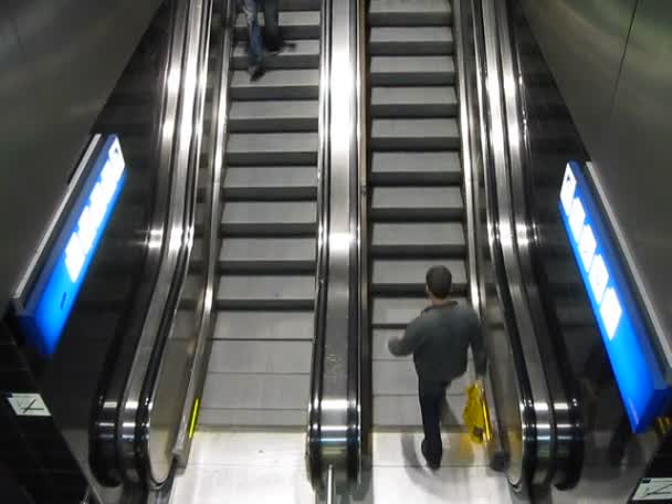 Escalera mecánica en Amsterdam Estación central, circa 2011 , — Vídeo de stock