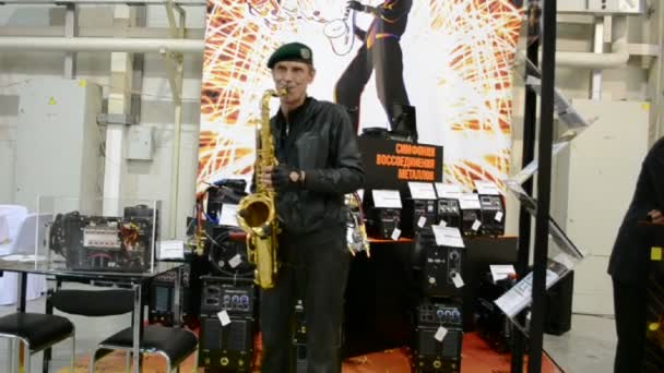 Unga musiker spelar saxofon i kiev, Ukraina. — Stockvideo
