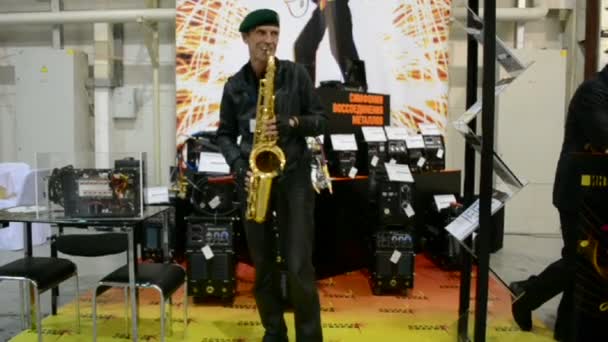 Jeune musicien jouant sur saxophone à Kiev, Ukraine . — Video