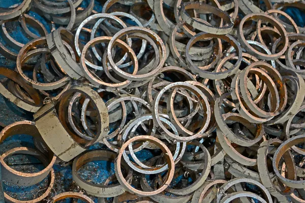 Montón de anillos metálicos aleatorios, detalles de la industria . — Foto de Stock