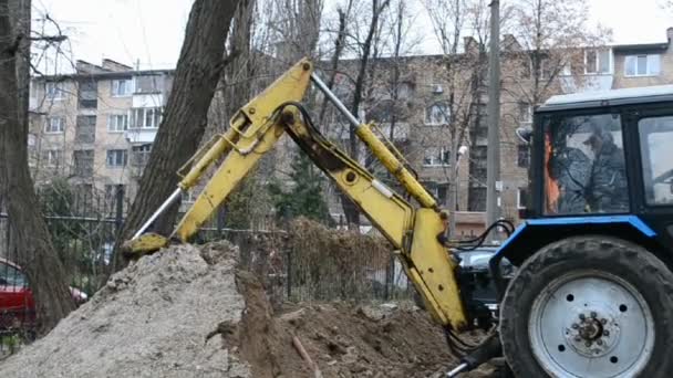 Yellow excavator grab the ground, industry. — Stock Video