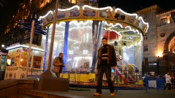 Roterade karusell i Kiev, Ukraina, — Stockvideo