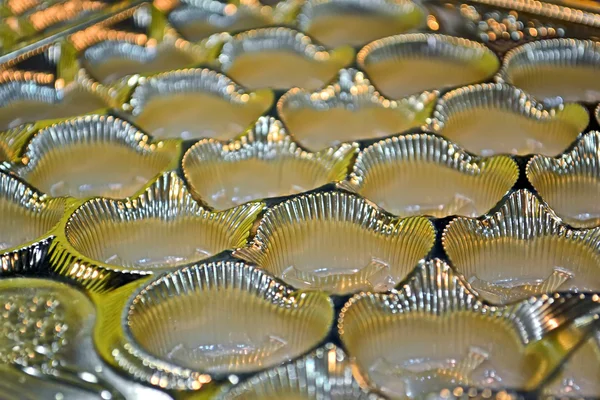 Recipiente abstracto de plata para dulces, embalaje moderno . — Foto de Stock