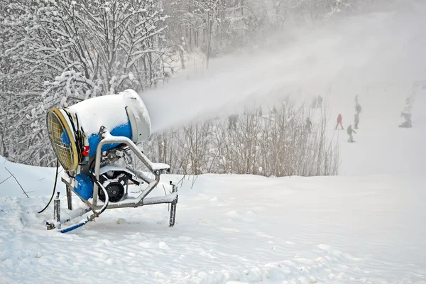Generatore di neve (polverizzatore) disperdere la neve artigianale sulla montagna . — Foto Stock