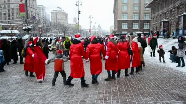 Парад Санта-Клауса 22 декабря 2012 года в Киеве, Украина . — стоковое видео