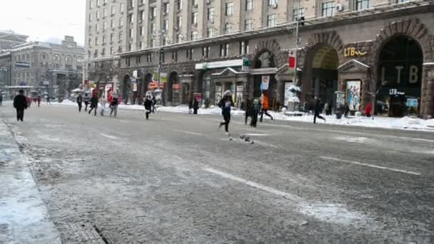 Spuštění během nového roku charitativní běh (maraton) v Kyjevě, Ukrajina. — Stock video