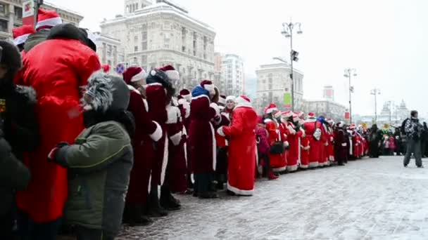 Santa claus (Vadertje Vorst) parade in kiev, Oekraïne, — Stockvideo