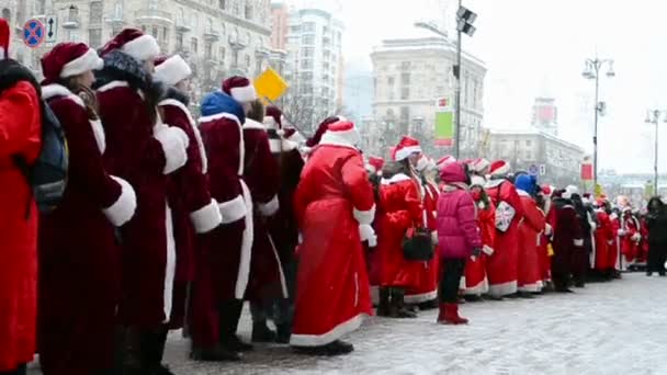 Santa claus (Vadertje Vorst) begroet op parade in kiev, Oekraïne. — Stockvideo