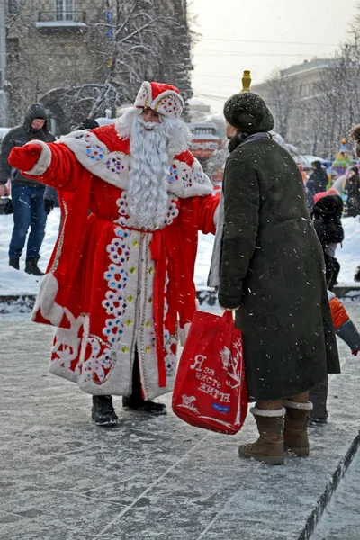白胡子的圣诞老人在新年假期前与沟通. — 图库照片
