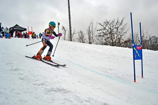 Junger Skisportler im Protasov-Jargon bei Skiwettkampf. — Stockfoto