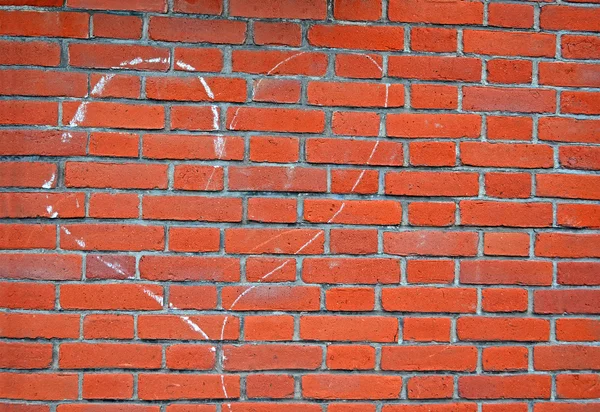 Herzzeichen gezeichnet mit weißer Kreide auf roter Ziegelwand, Liebe. — Stockfoto