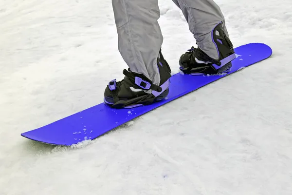 Snowboard azul, deportista sobre nieve blanca, deporte de temporada  . — Foto de Stock