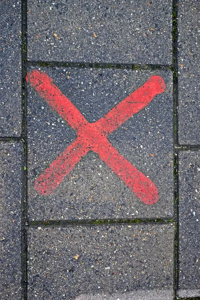 Rotes Schild auf Steinoberfläche, Umwelt. — Stockfoto