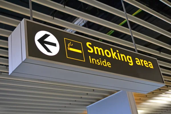 Rökfria rum tecken, flygplatsen bigboard. — Stockfoto