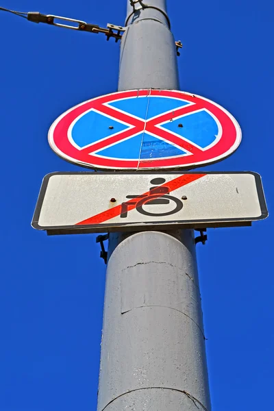 Paar verkeersbord op hoge metalen pilone, veiligheid. — Stockfoto