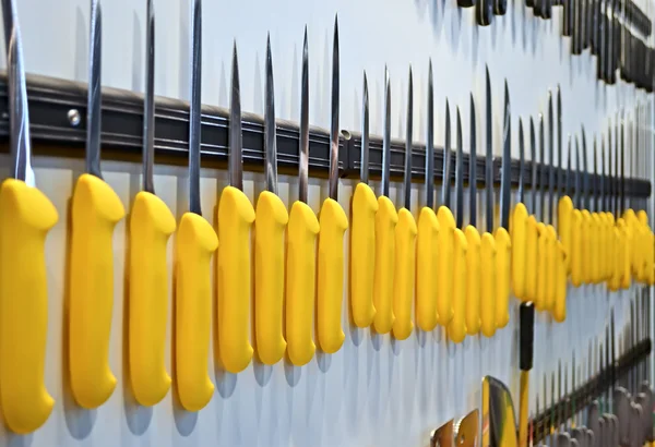 Gelber Messerhaufen, moderne Industrie. — Stockfoto