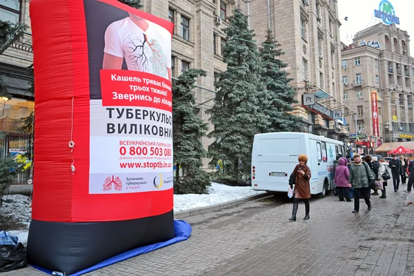 Lungenentzündung Test Scanning mit mobilen Röntgenaufnahmen Röntgenwagen in Kiew, Ukraine. lizenzfreie Stockfotos