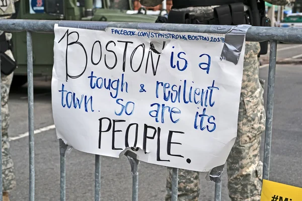 BOSTON - 20 avril : Barrière de Boylston Street à Boston, USA le 20 avril 2013 . — Photo