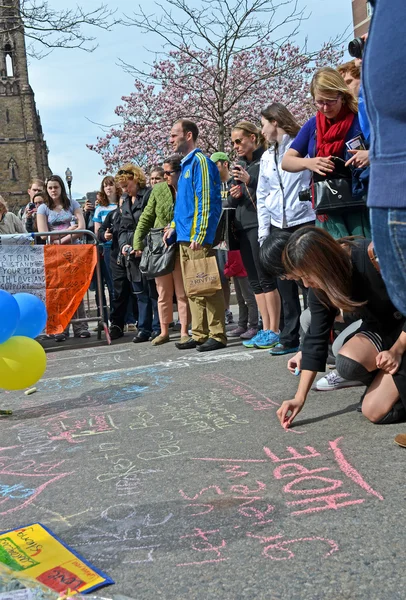 Boston, minnesmärke, folk hällt över minnesmärke på boylston street. — Stockfoto