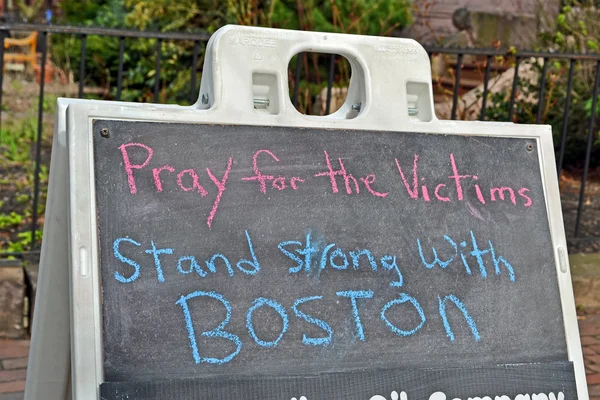 Boston -Apr 20: Gebet für die Opfer als Text in der Nähe der Boylston Street. — Stockfoto