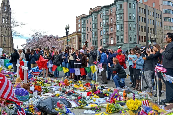 Memorial, derramou pessoas sobre o memorial criado em Boylston Street, em Boston, EUA . — Fotografia de Stock