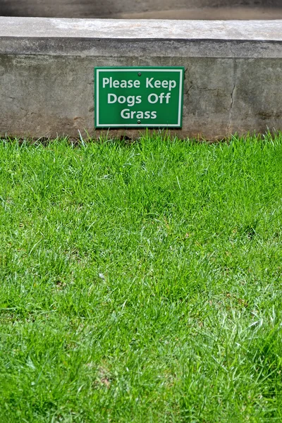 Hunde vom Gras fernhalten, Warnmeldung. — Stockfoto