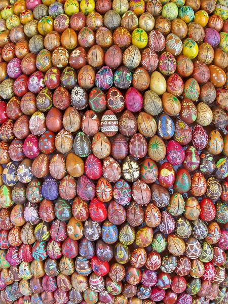 Huevos de Pascua pintados por niños y regalados a Kiev Pechersk Lavra en Kiev, Ucrania . — Foto de Stock